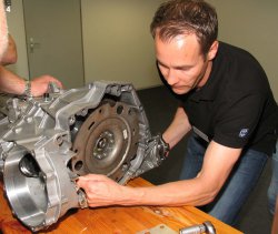Замена сцепления с двухмассовым маховиком в МКПП Audi