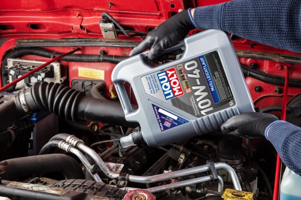 Максимальна вигода: моторна олива LIQUI MOLY MOS2-LEICHTLAUF SAE 10W-40 - 5л за ціною 4л.