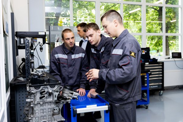 Від навчання до працевлаштування: в Чернігові відкрили Bosch Junior Academy